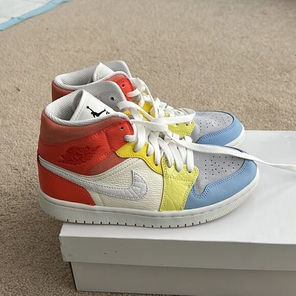 Jordan 1 Mid Womens 7 - Picture 1 of 6